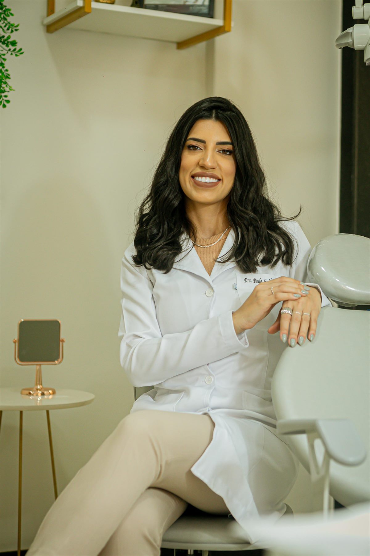 Dra. Paula Magalhães, dentista que usa o Smileo