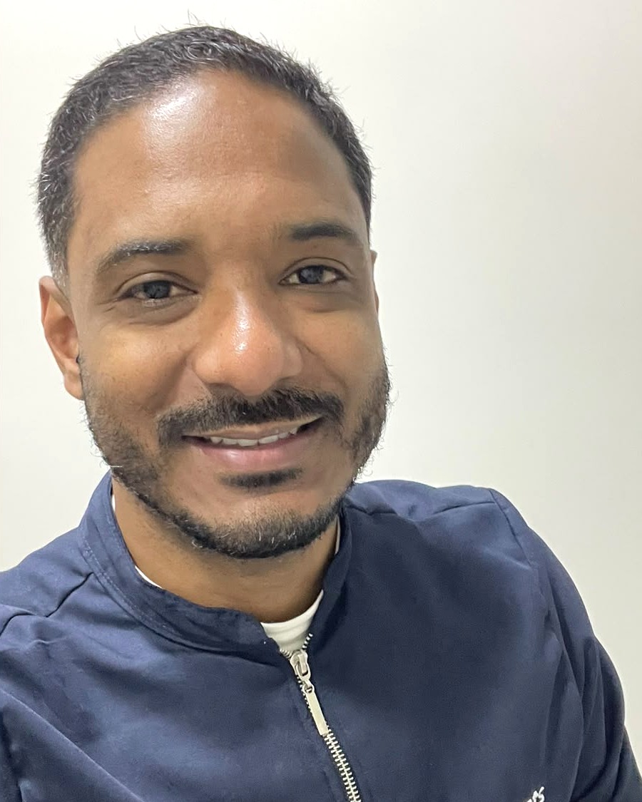 Dr. Romário Coelho, dentista que usa o Smileo
